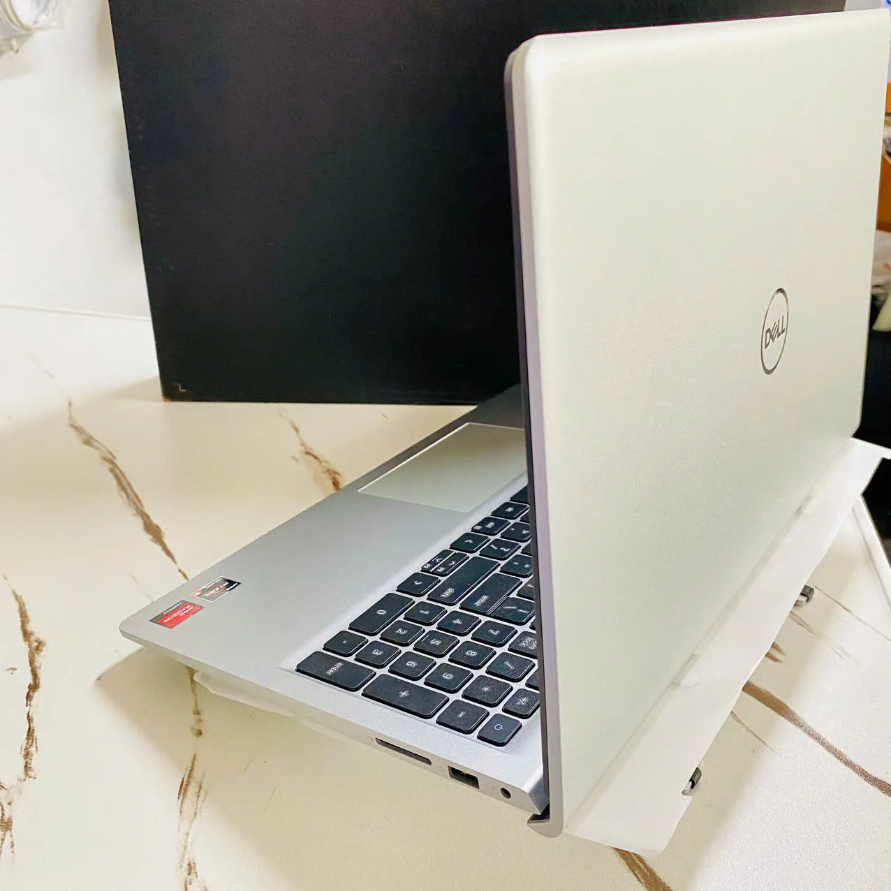 Laptop Dell 15 DC15255 Ryzen 5 7530U 16GB 512GB Tần số quét 120HzFull HD Win11 J4G69D4 võ diện